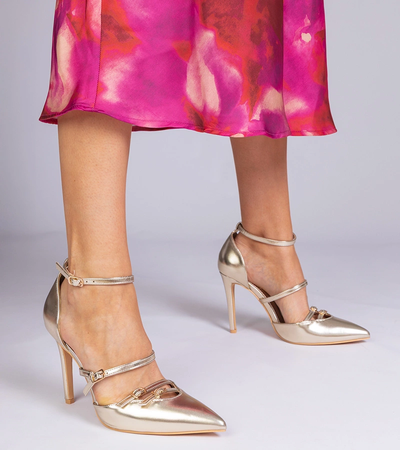 Zlaté lodičky na jehlovém podpatku zapínané kolem kotníku Levita