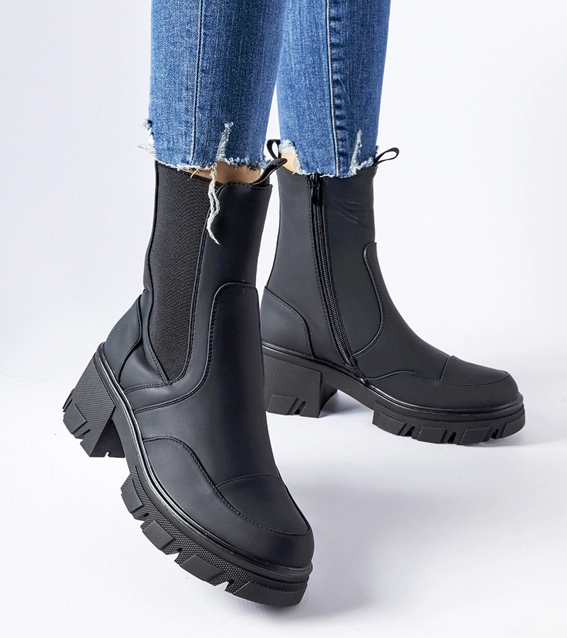 Černé kotníkové boty na masivní podrážce Mafalda