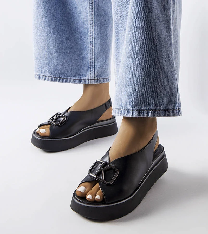 Černé sandály na platformě se zdobením KARINO