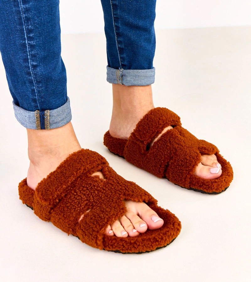 Hnědé chlupaté pantofle s otevřenou špičkou Felissa