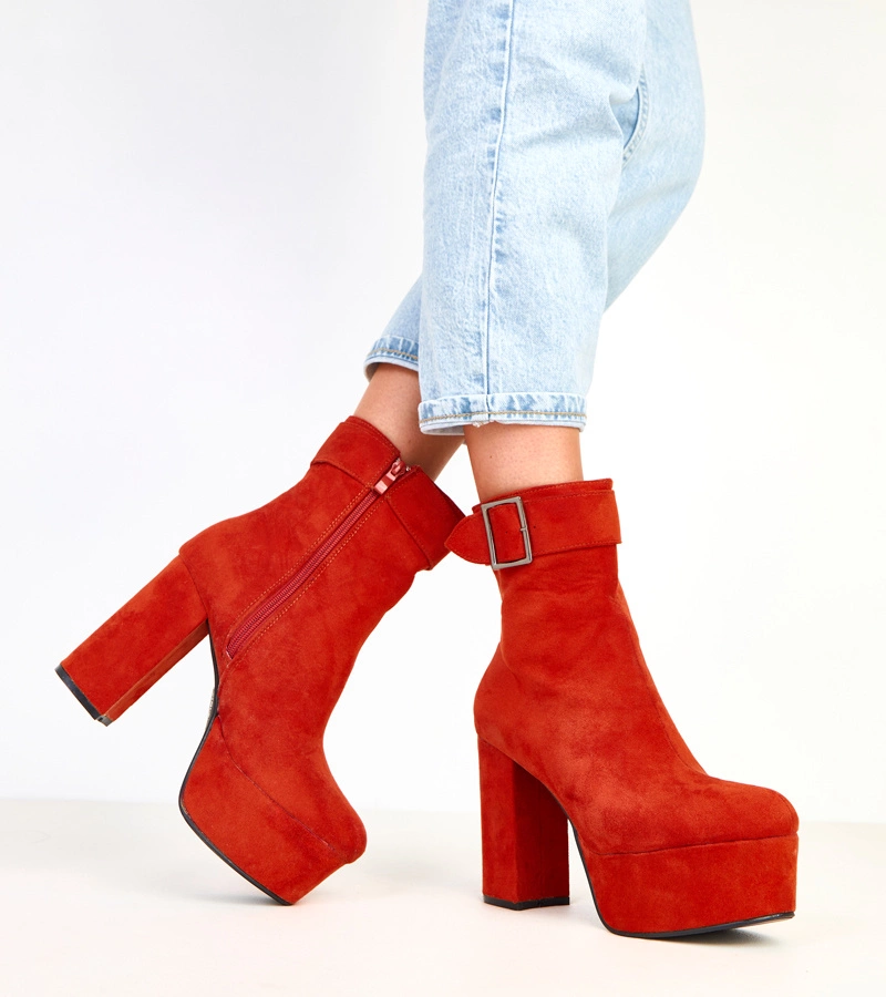 Oranžové kotníkové boty na platformě s ozdobnou sponou Costa