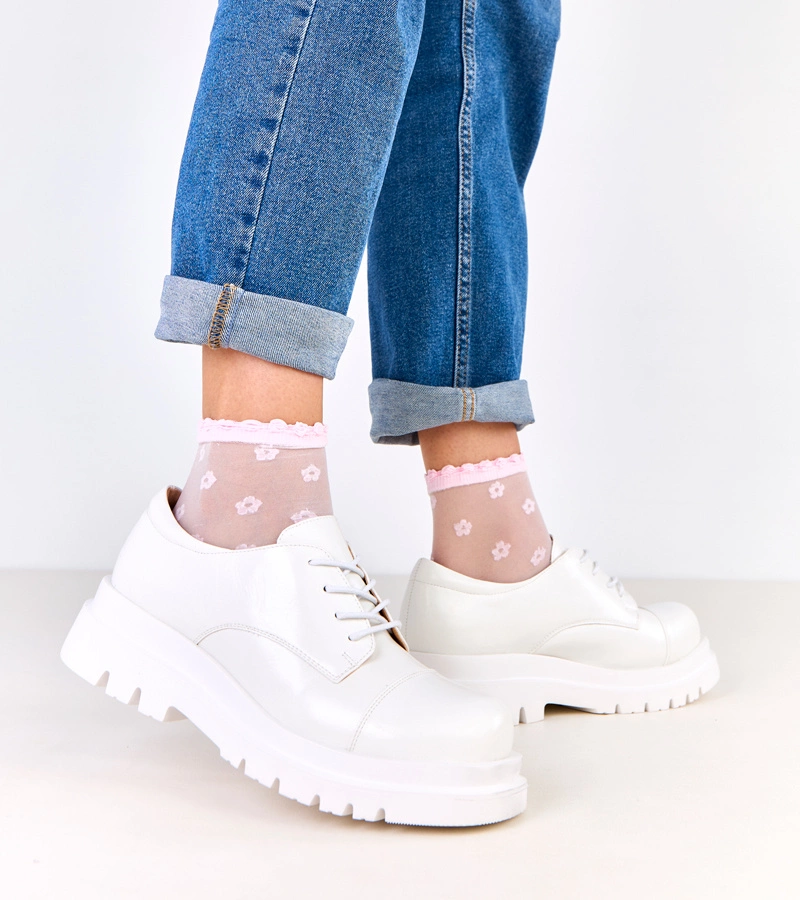 Bílé polobotky na traktorové podrážce Jetta