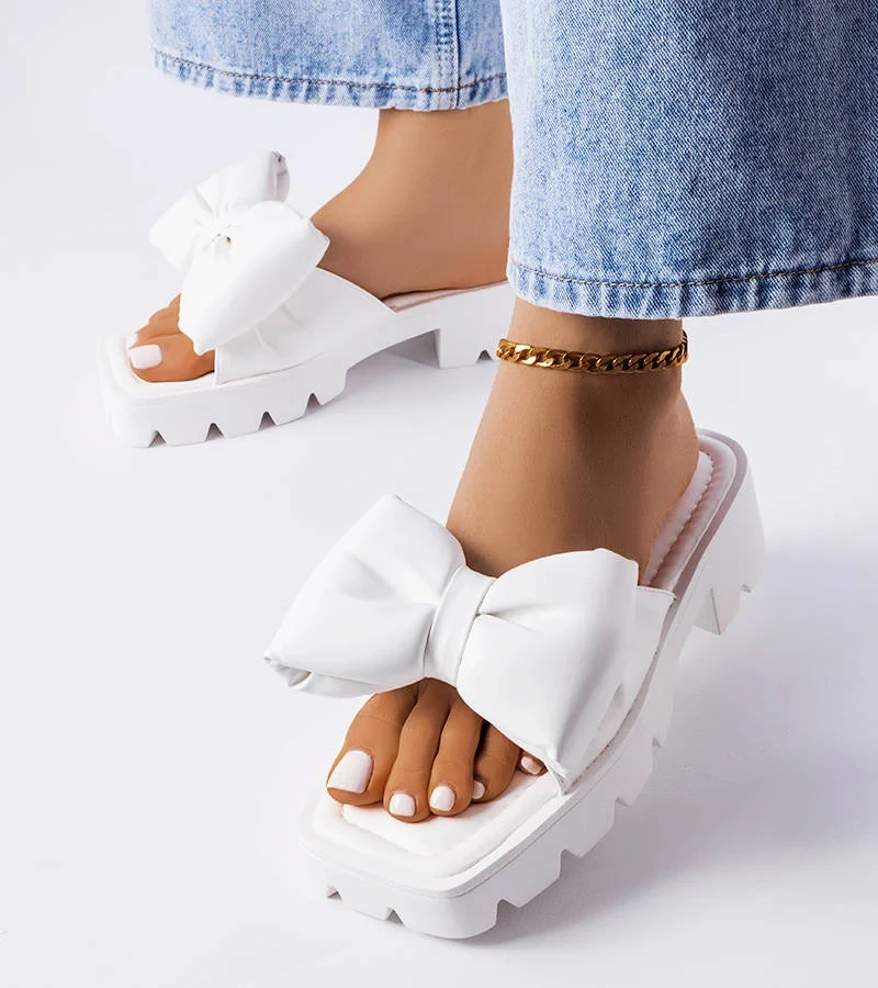 Bílé žabky na traktorové podrážce Bossé