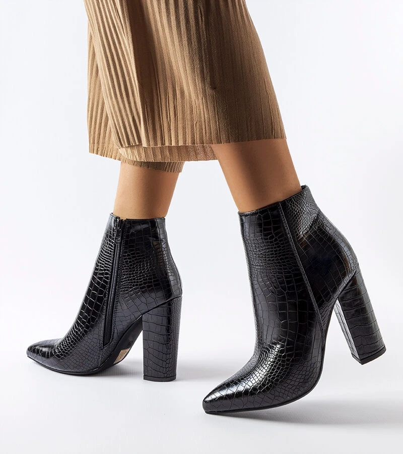 Černé boty na jehlovém podpatku Pescia