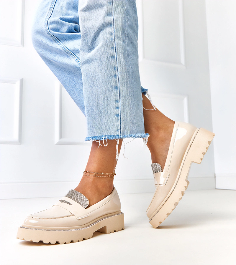 Béžové lakované mokasíny zdobené kamínky Laures