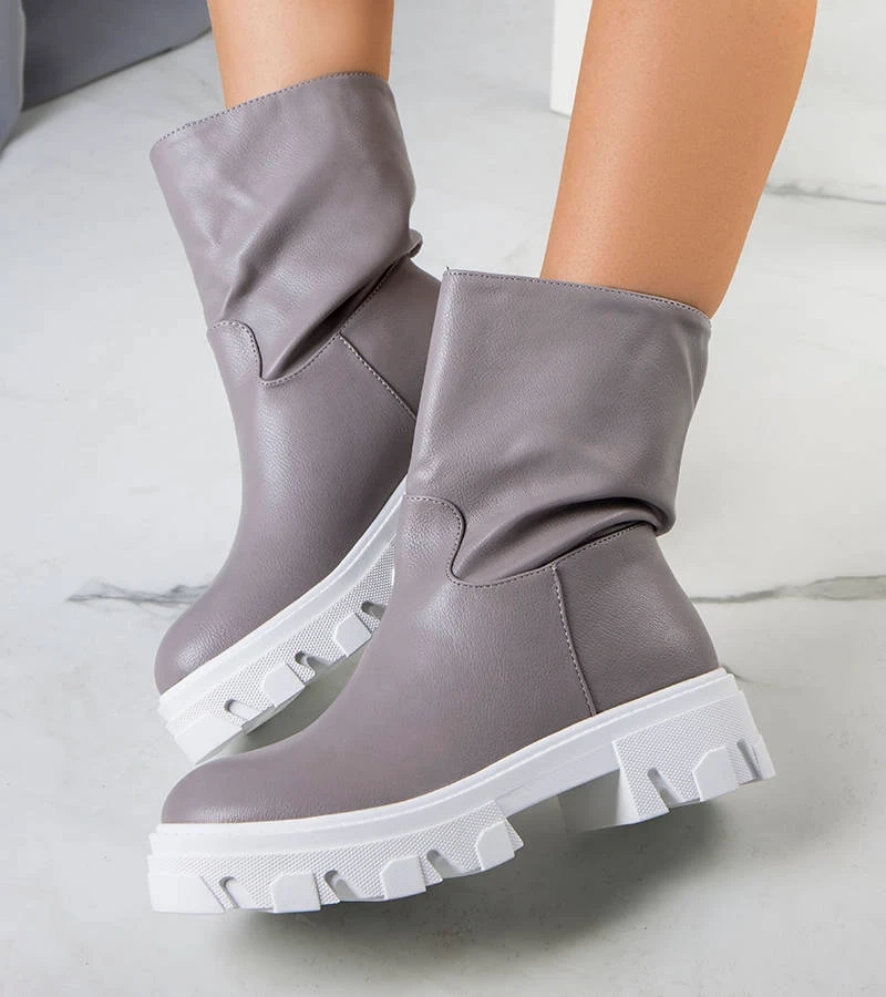 Šedá boty izolovaná Nasidi