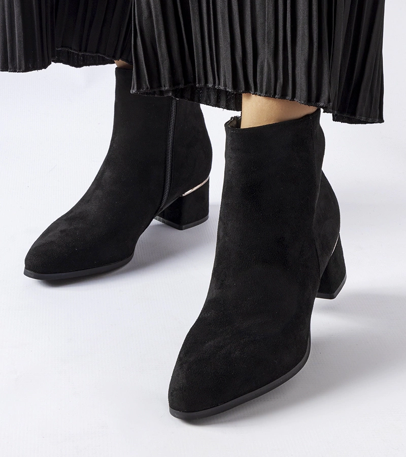 Černé kotníčkové boty na nízkém sloupku Tayyib