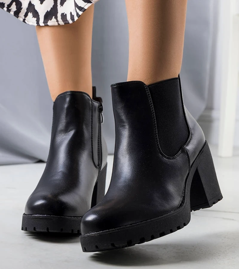 Černý izolovaný boty Cattan