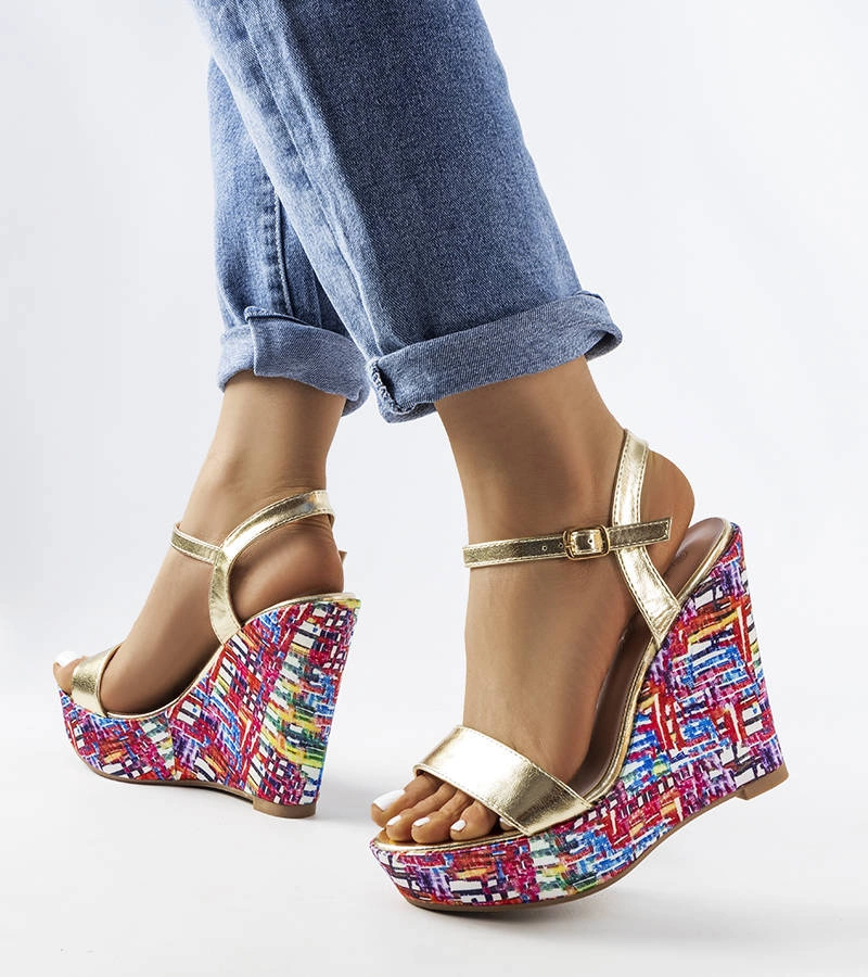 Zlaté sandály Fairmont na zdobených podpatcích