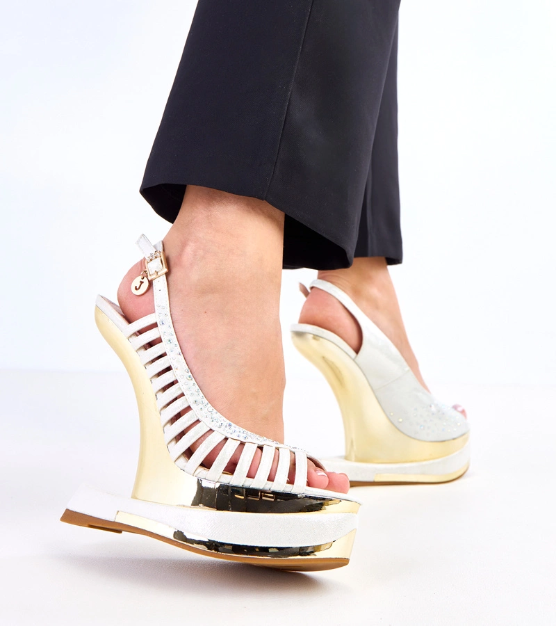 Bílé sandály s kamínky na futuristickém podpatku Kenni