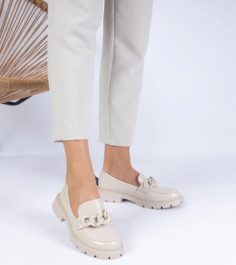 Béžové lakované mokasíny s ozdobou Klesia