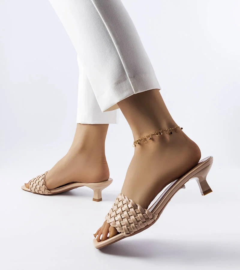 Béžové žabky na nízkém podpatku Burbank