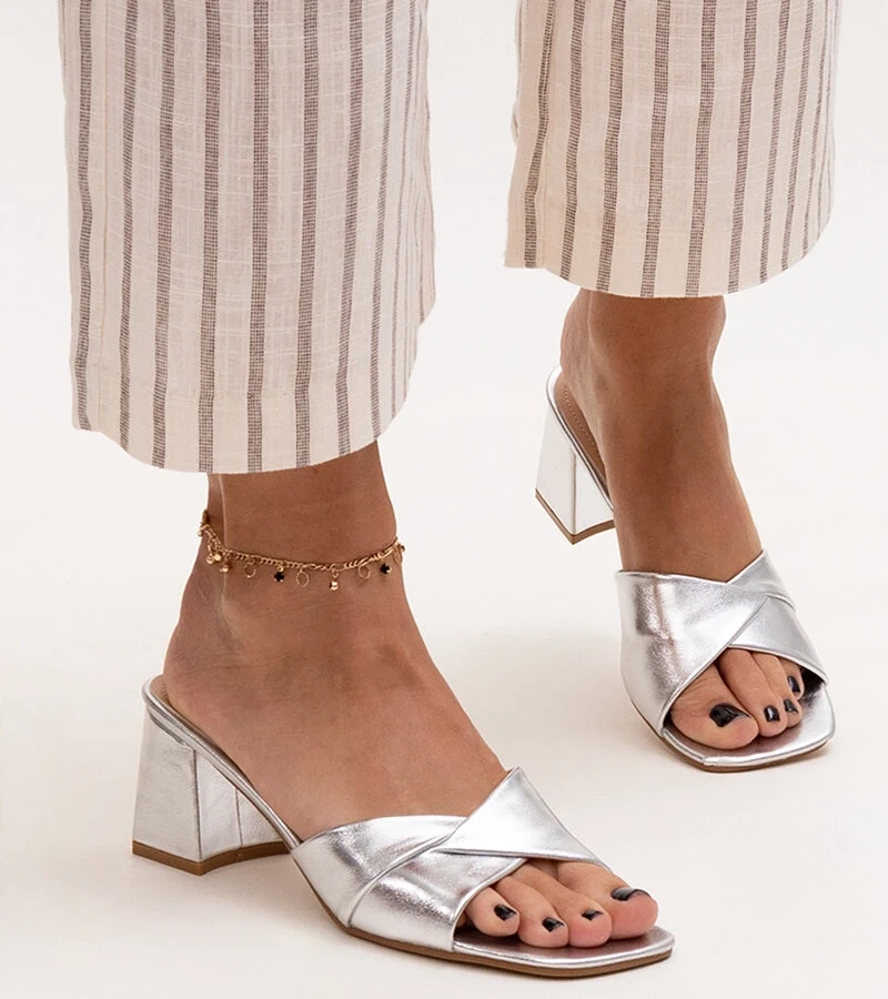 Stříbrné podpatky na sloupku Fanan