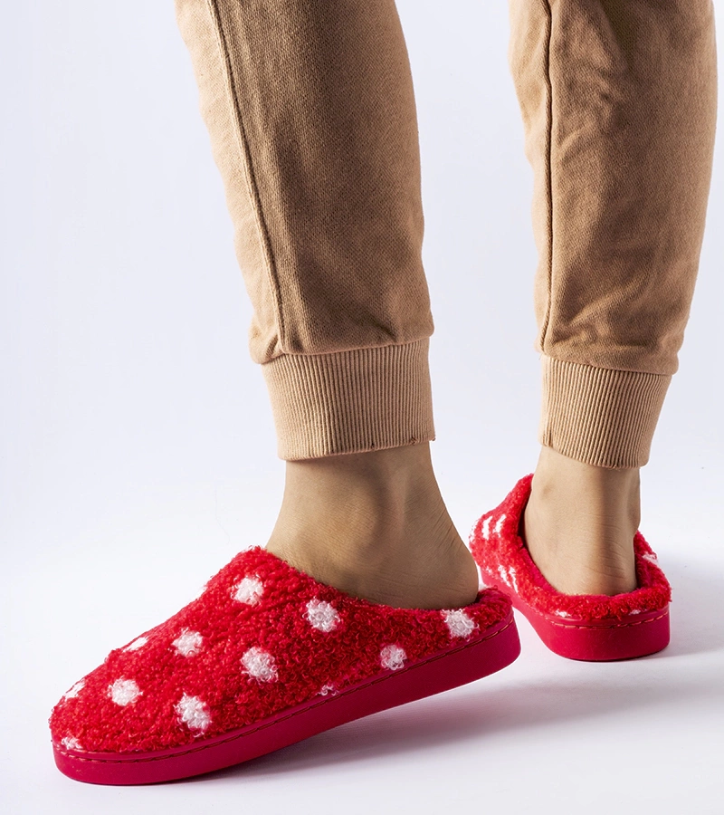 Červené teplé pantofle s bílými puntíky Laino