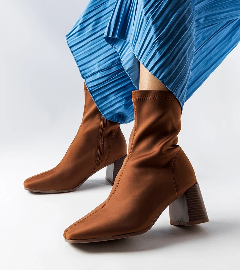 Hnědé saténové boty na jehlovém podpatku od firmy Laforgen