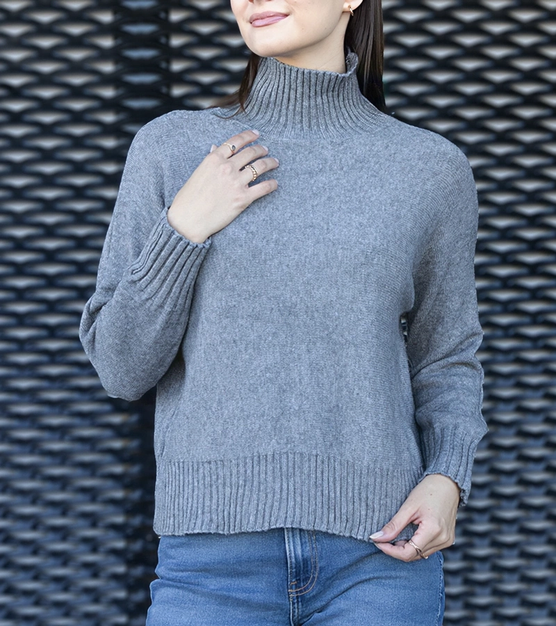 Szedý svetr volného střihu Lukana.