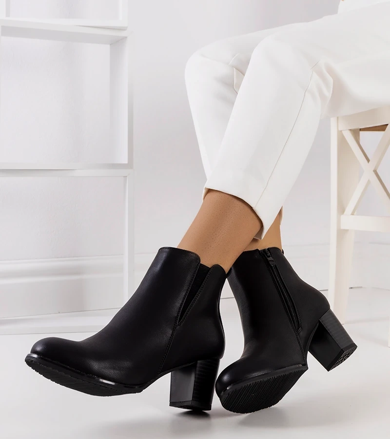 Žebrácká černá boty na sloupku