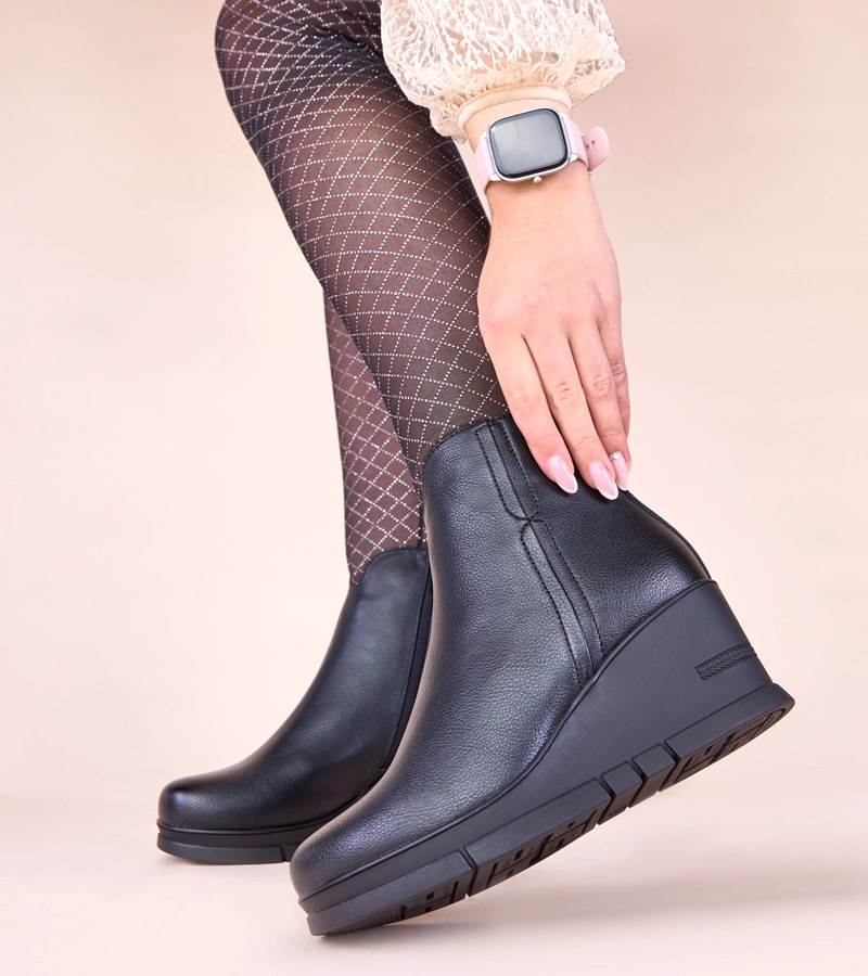 Černé kotníkové boty na klínku Adala