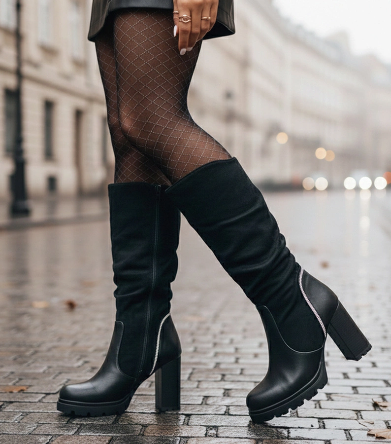 Černé kozačky na podpatku zdobené kamínky Simreta