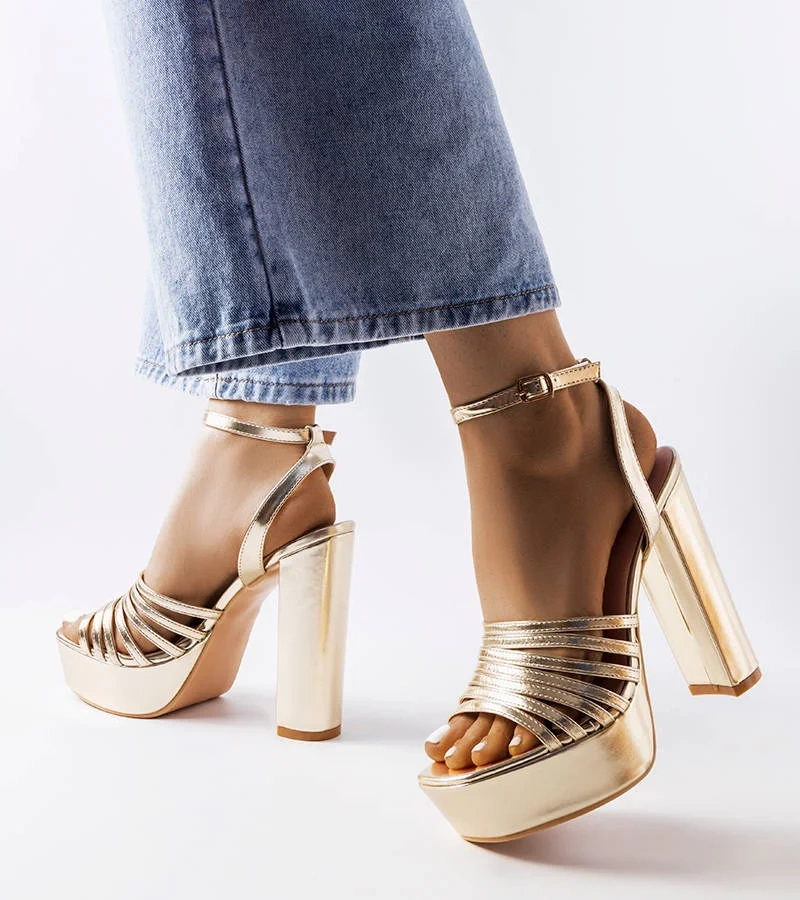 Masivní zlaté sandály Ariande na jehlovém podpatku