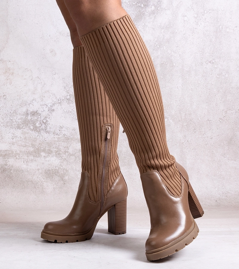 Brunetové kozačky na sloupku Waji