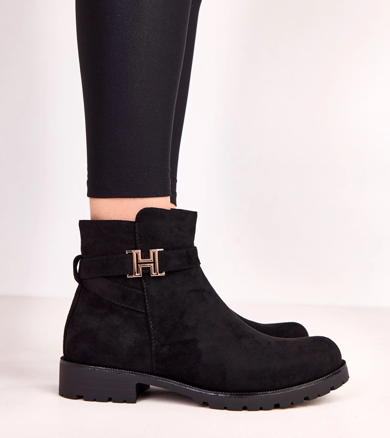 Černé dámské kotníkové boty se zlatou ozdobou Mengel
