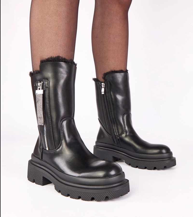 Černé kotníkové boty na platformě s ozdobným zipem s kamínky Asta