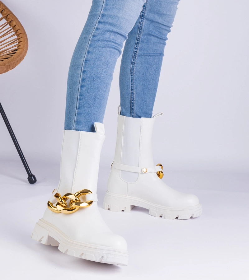 Bílé kotníkové boty zdobené masivním řetězem Florisenda