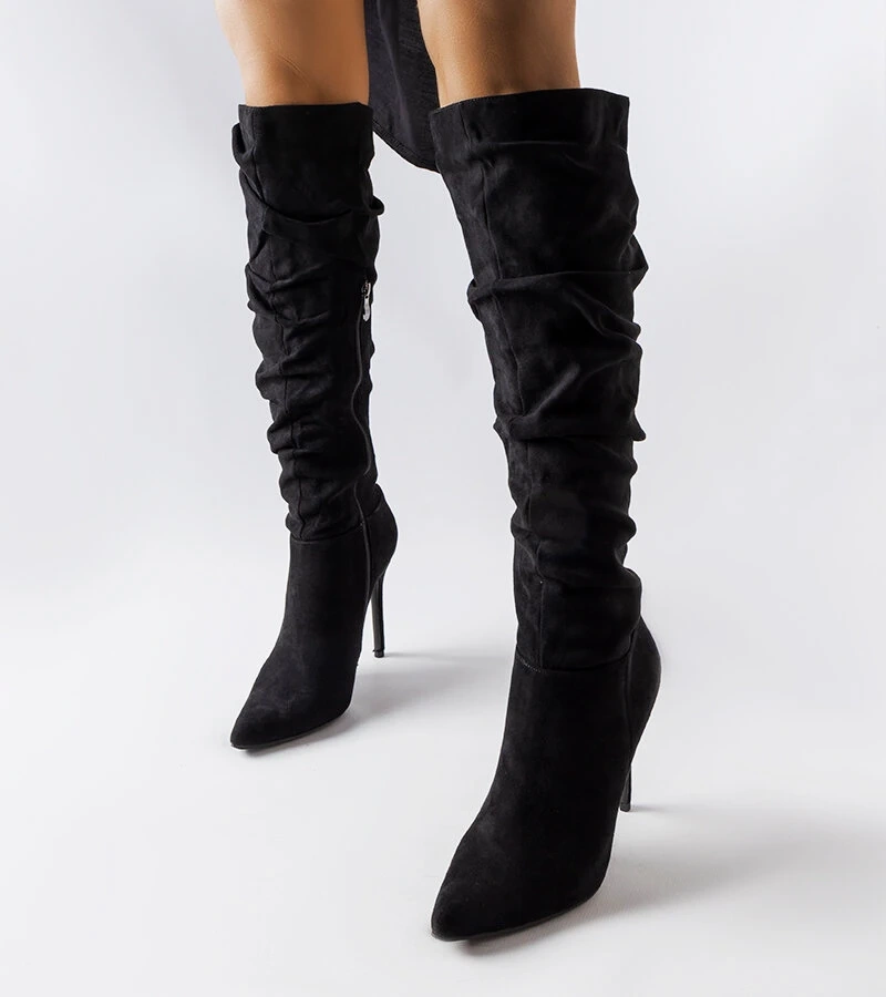 Černé pomačkané boty na podpatku Deli