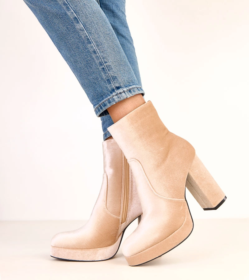 Béžové kotníkové boty na podpatku s leskem Asanda
