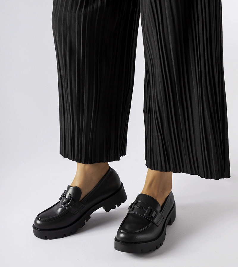 Černé polobotky s koženou stélkou Fauna