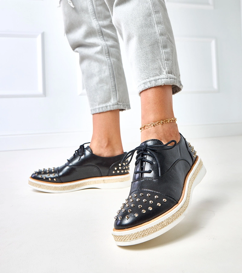 Černé dámské polobotky s cvoky Kamira