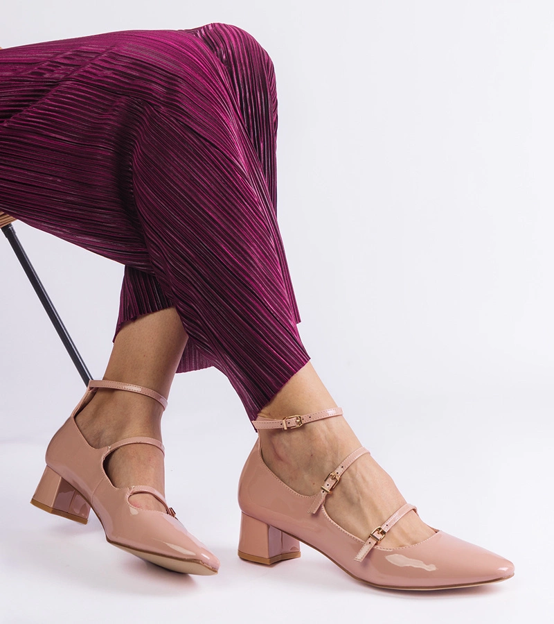 Béžové lakované lodičky s páskem Hermana