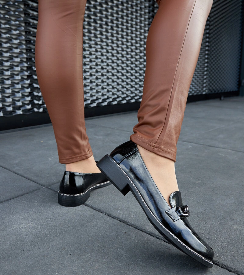 Černé lakové mokasíny s klamkou Calabria