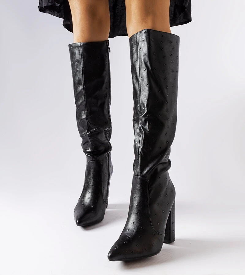 Černé embosované boty s příspěvkem Delfina