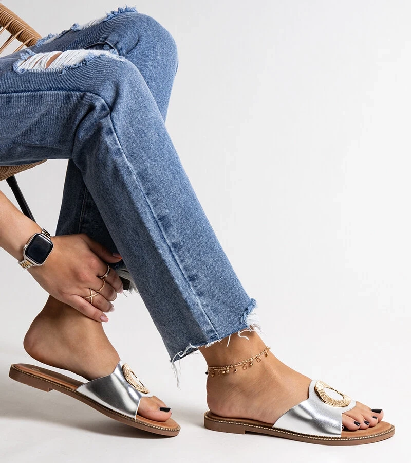 Stříbrné pantofle s dekorativní přezkou Ganea