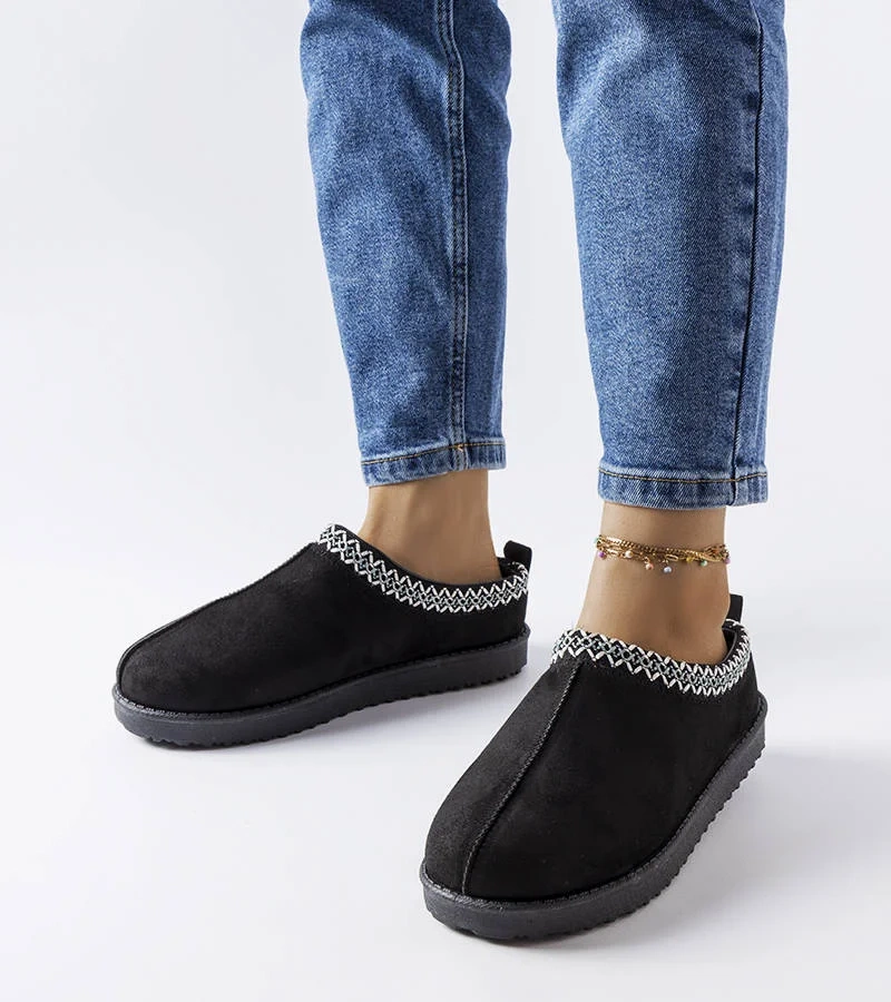 Černé zateplené pantofle zdobené výšivkou Dudi