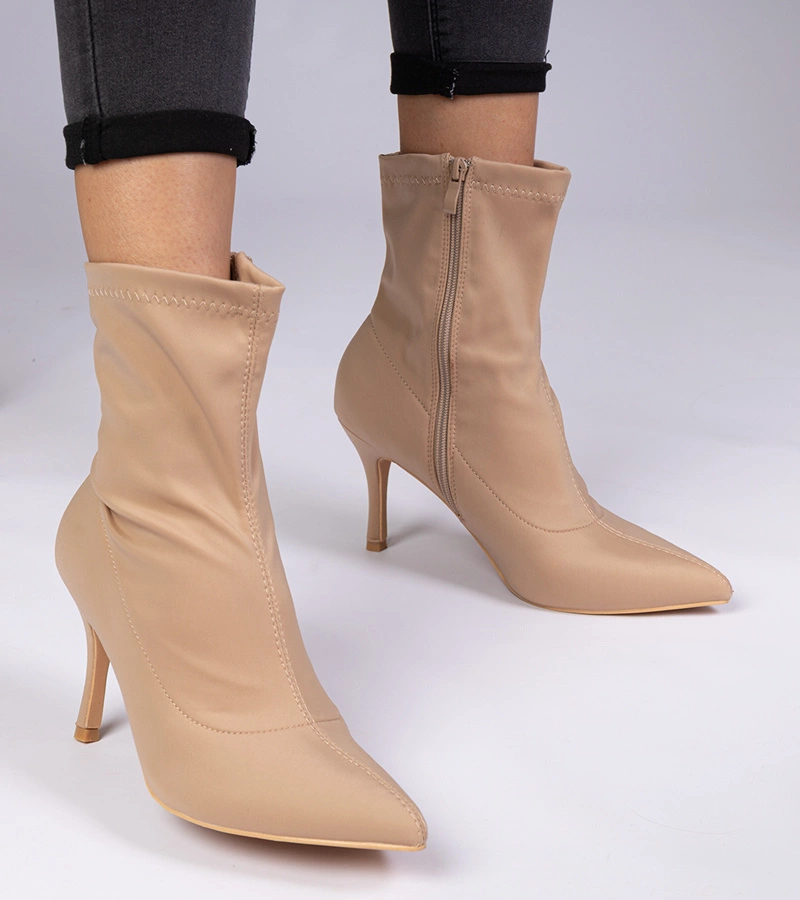 Béžové kotníkové boty se saténovým povrchem na jehlovém podpatku Sanoris