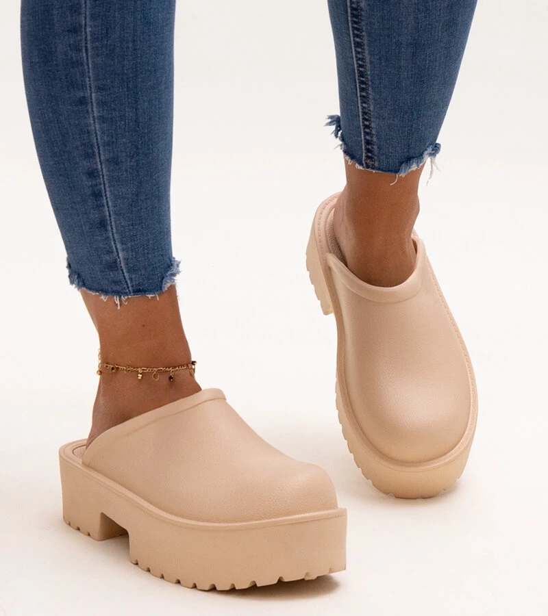 Bežové pantofle na masivní podrážce Hussa