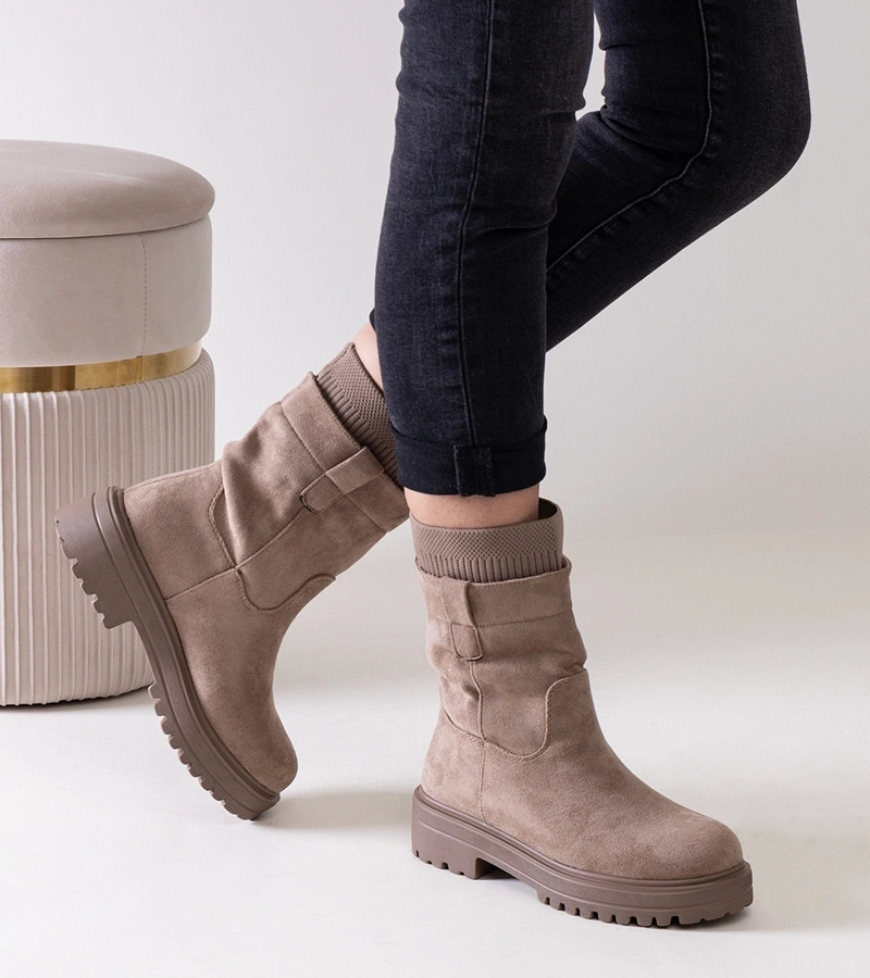 Wsuwané béžové boty se sockou Ralia