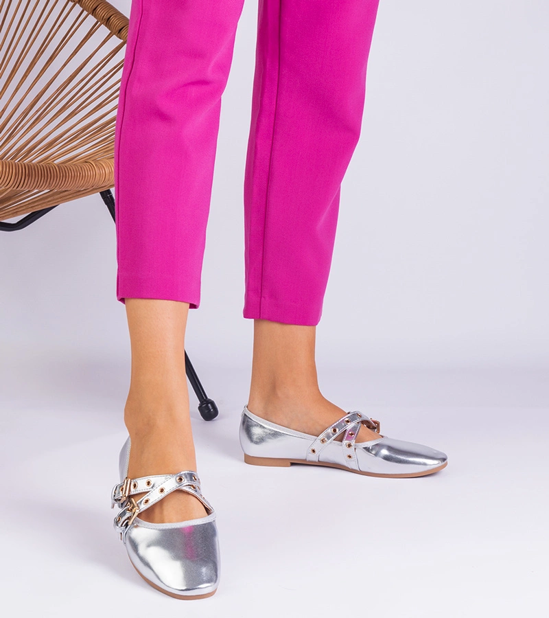 Stříbrné balerínky z eko kůže zdobené sponami Emmarino