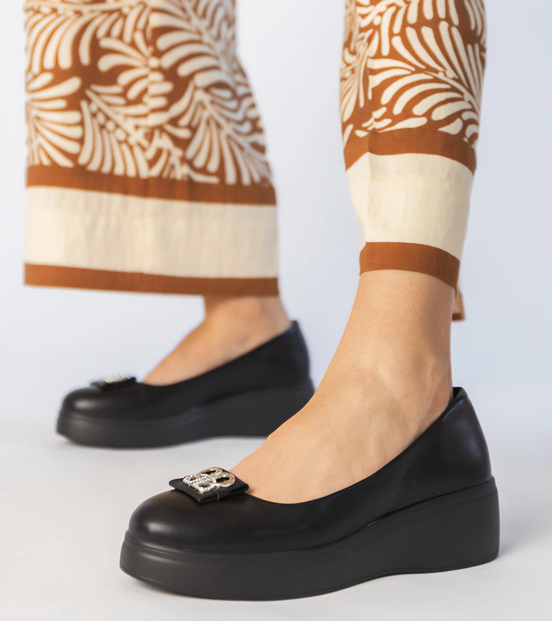 Černé polobotky na platformě s ozdobou z kamínků Patos