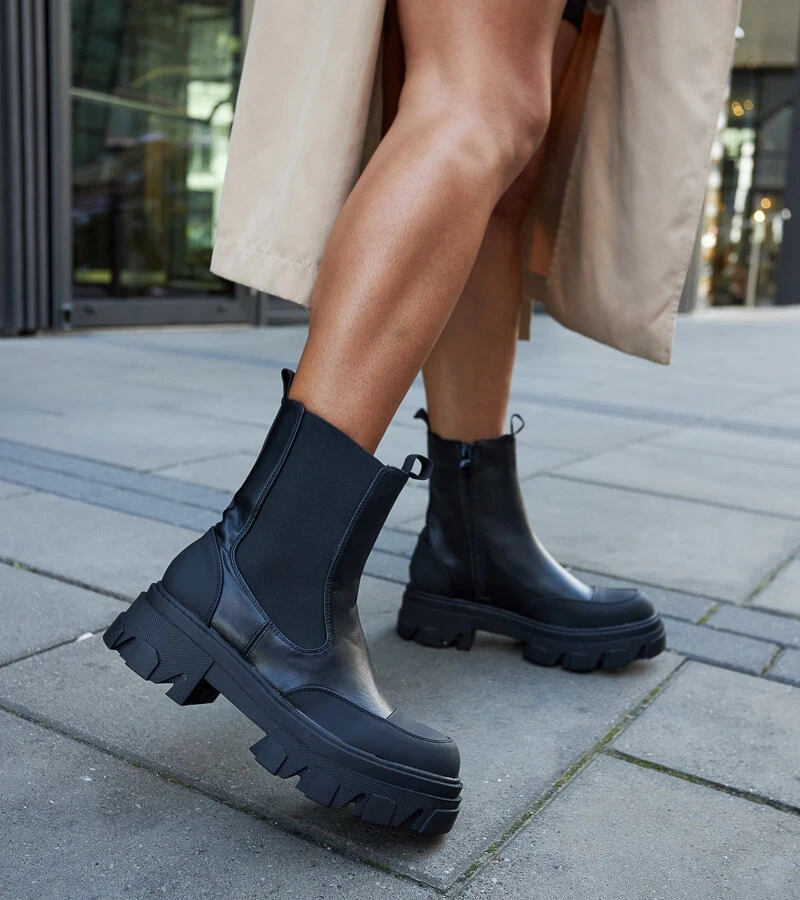 Černé kotníkové boty s viditelným podrážkou Moriano