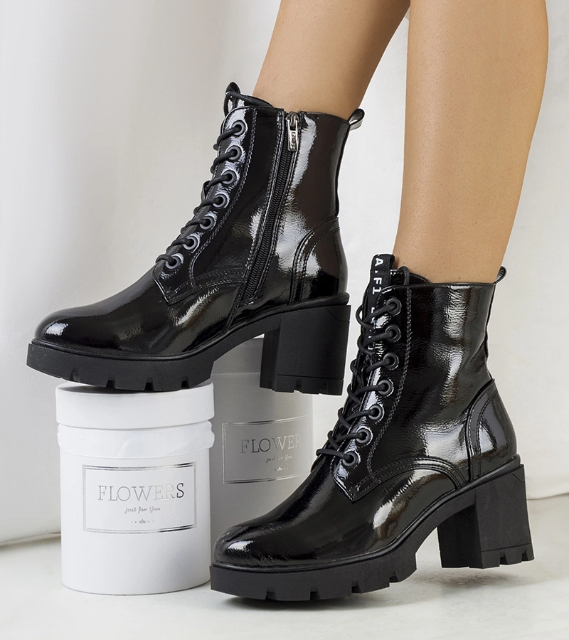 Černé lakované podpatky boty značky Clemati