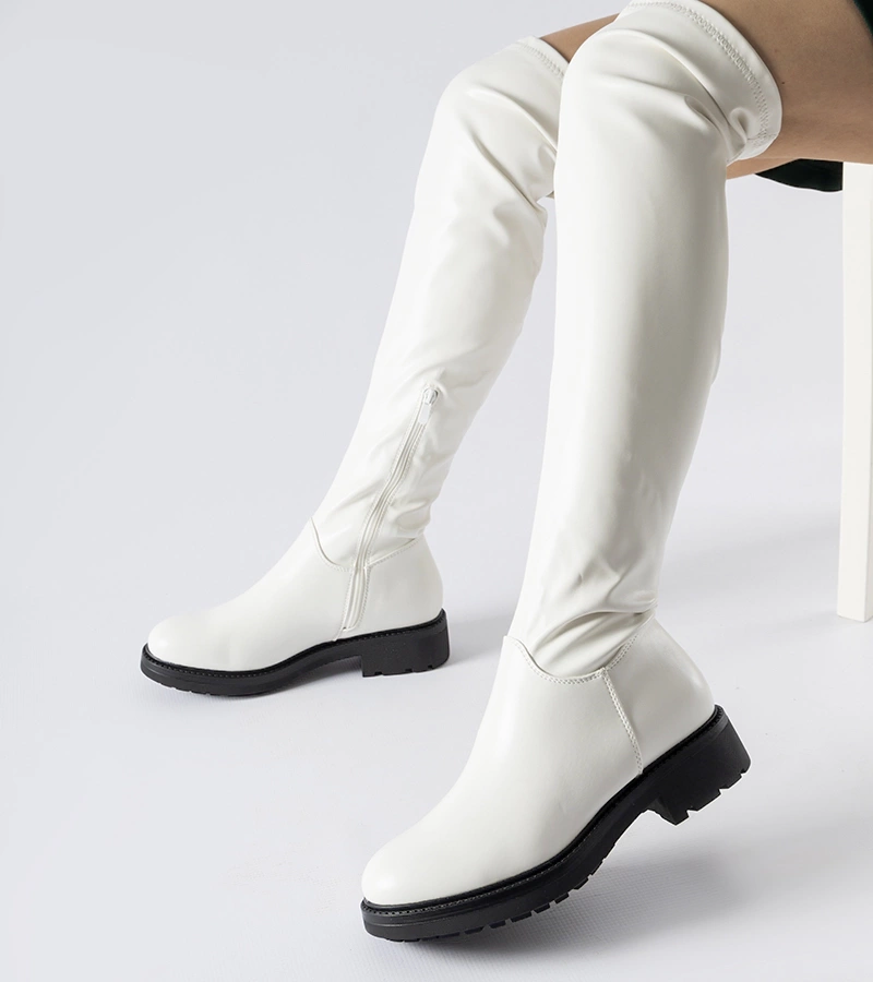 Bílé dlouhé kozačky na tmavé podrážce Sisson