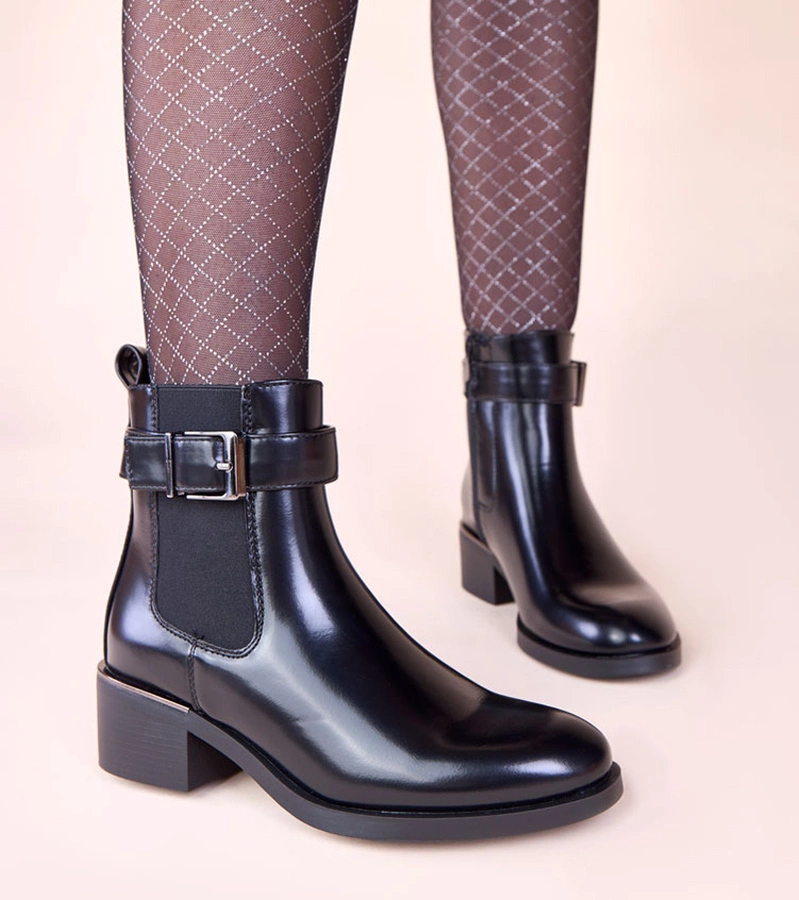 Černé elegantní lakované kotníkové boty na nízkém podpatku Igala