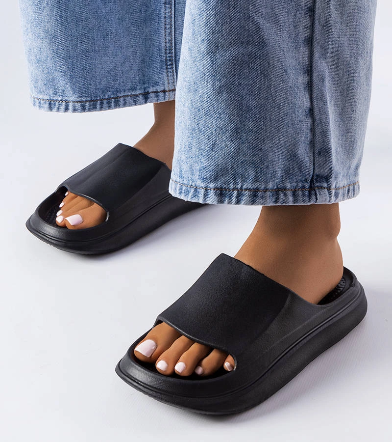 Černé gumové žabky Labrecque