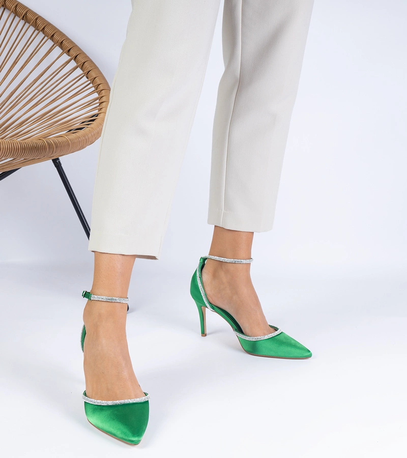 Zelené saténové lodičky zdobené kamínky Fugatto