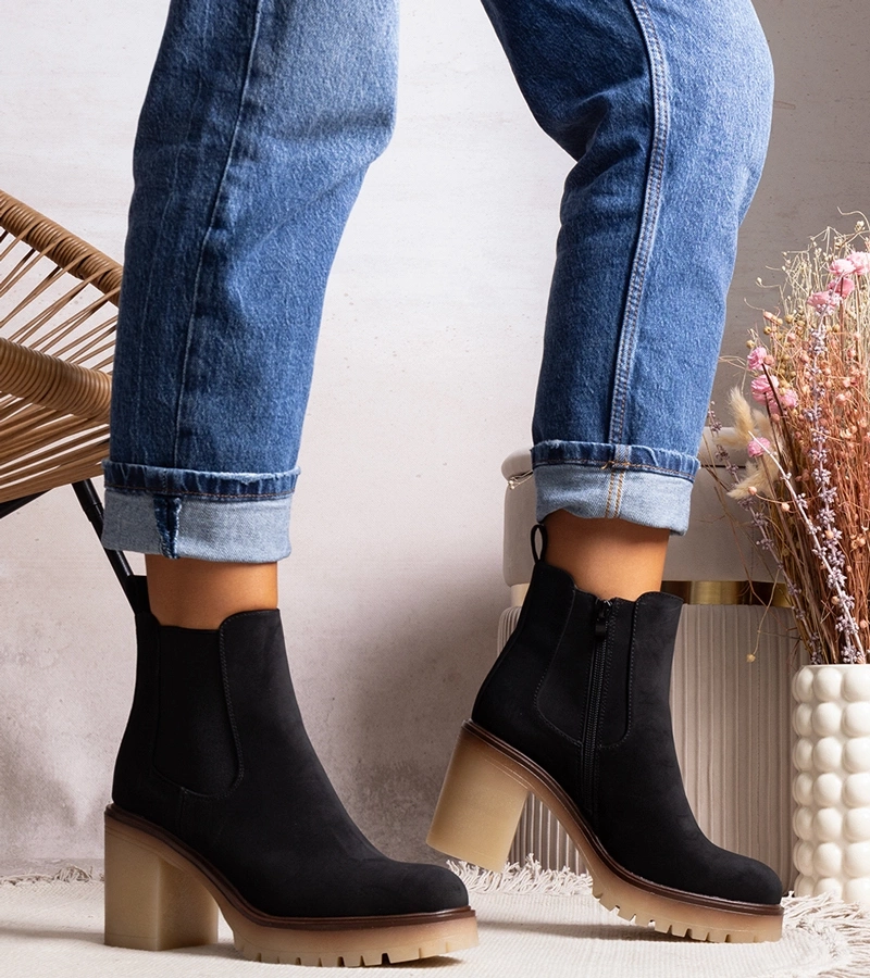 Černé botky na efektním sloupkovém podpatku Nurea