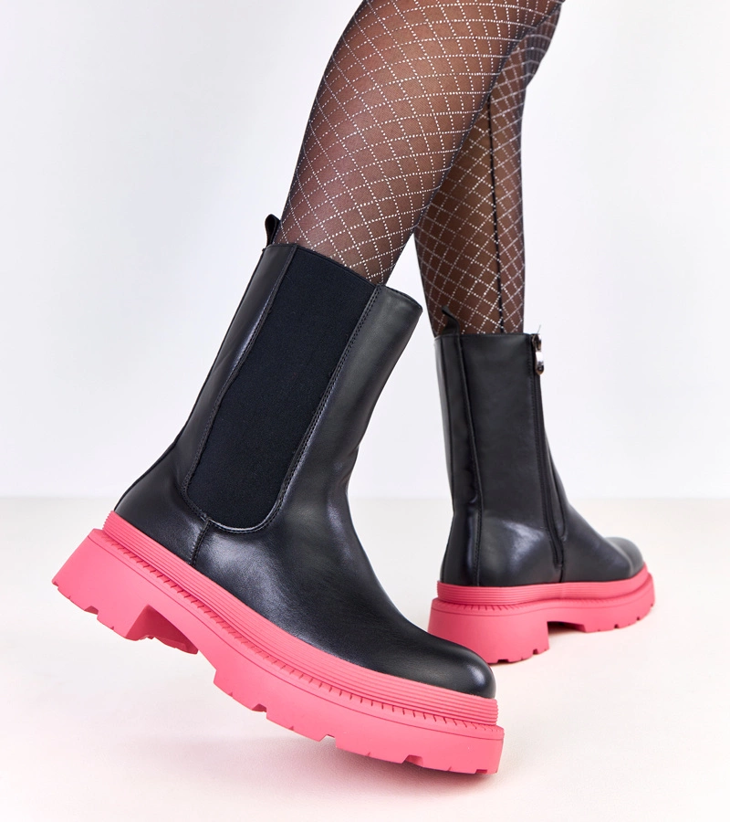 Černé kotníkové boty na růžové podrážce Fortley